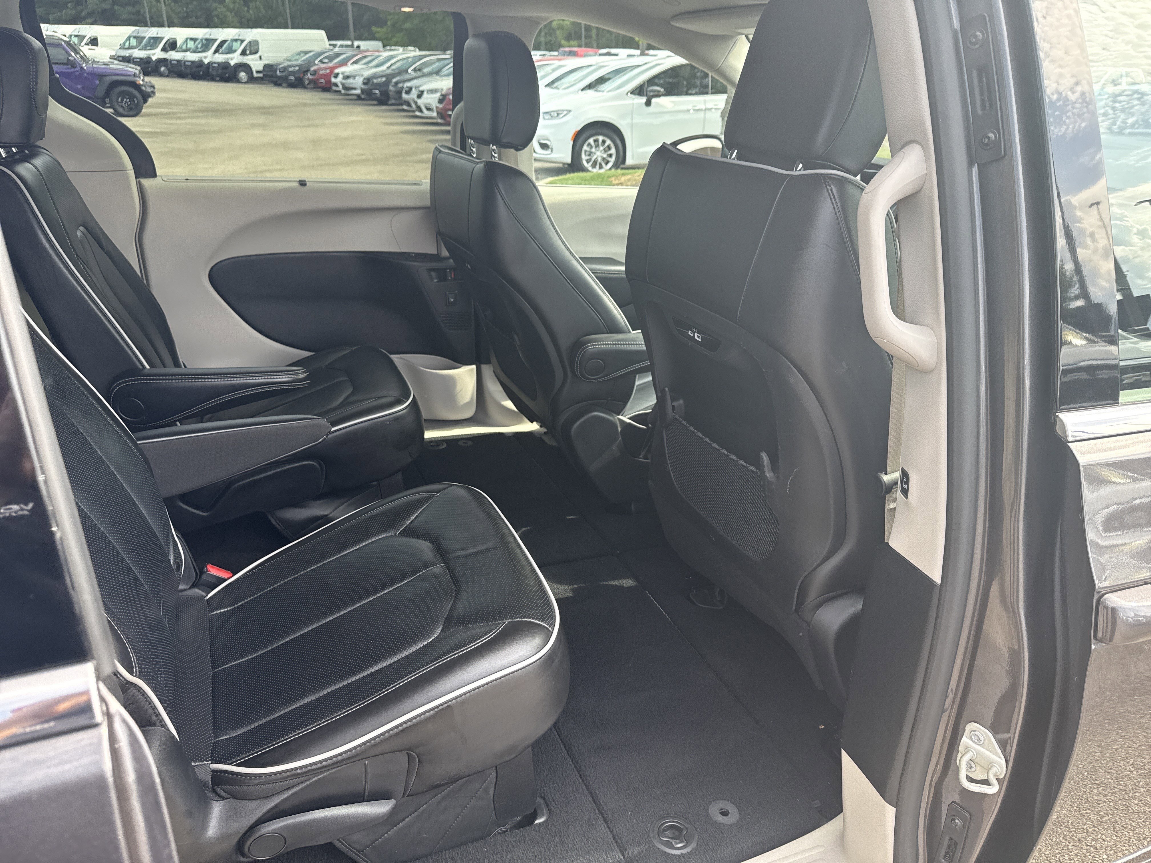 Used 2023 Granite Crystal Metallic Clearcoat Chrysler Limited image 16
