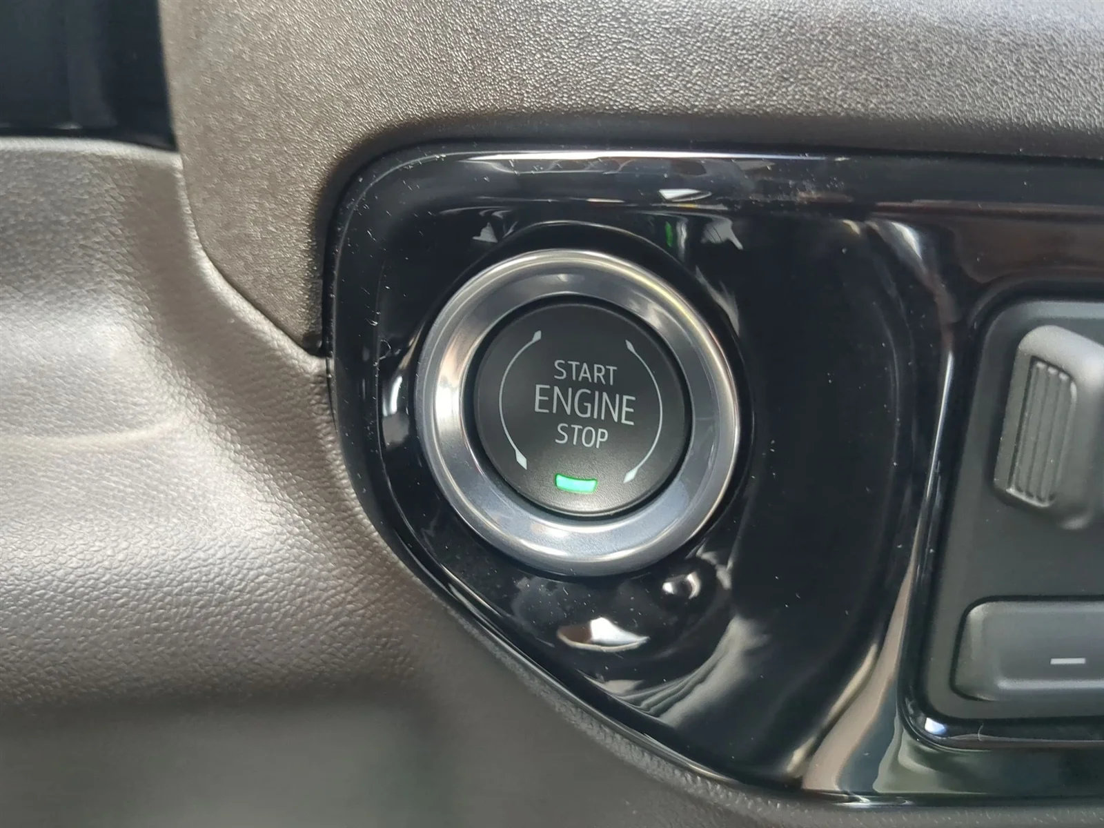 New 2026 Glacier White Tricoat GMC SLT image 41