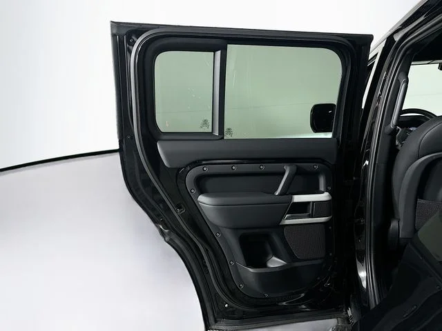 Used 2024  Land Rover S image 23