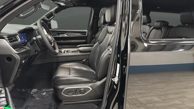 Used 2024 Diamond Black Jeep Base image 9