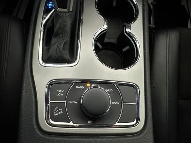 Used 2020 Billet Silver Metallic Jeep Laredo image 17
