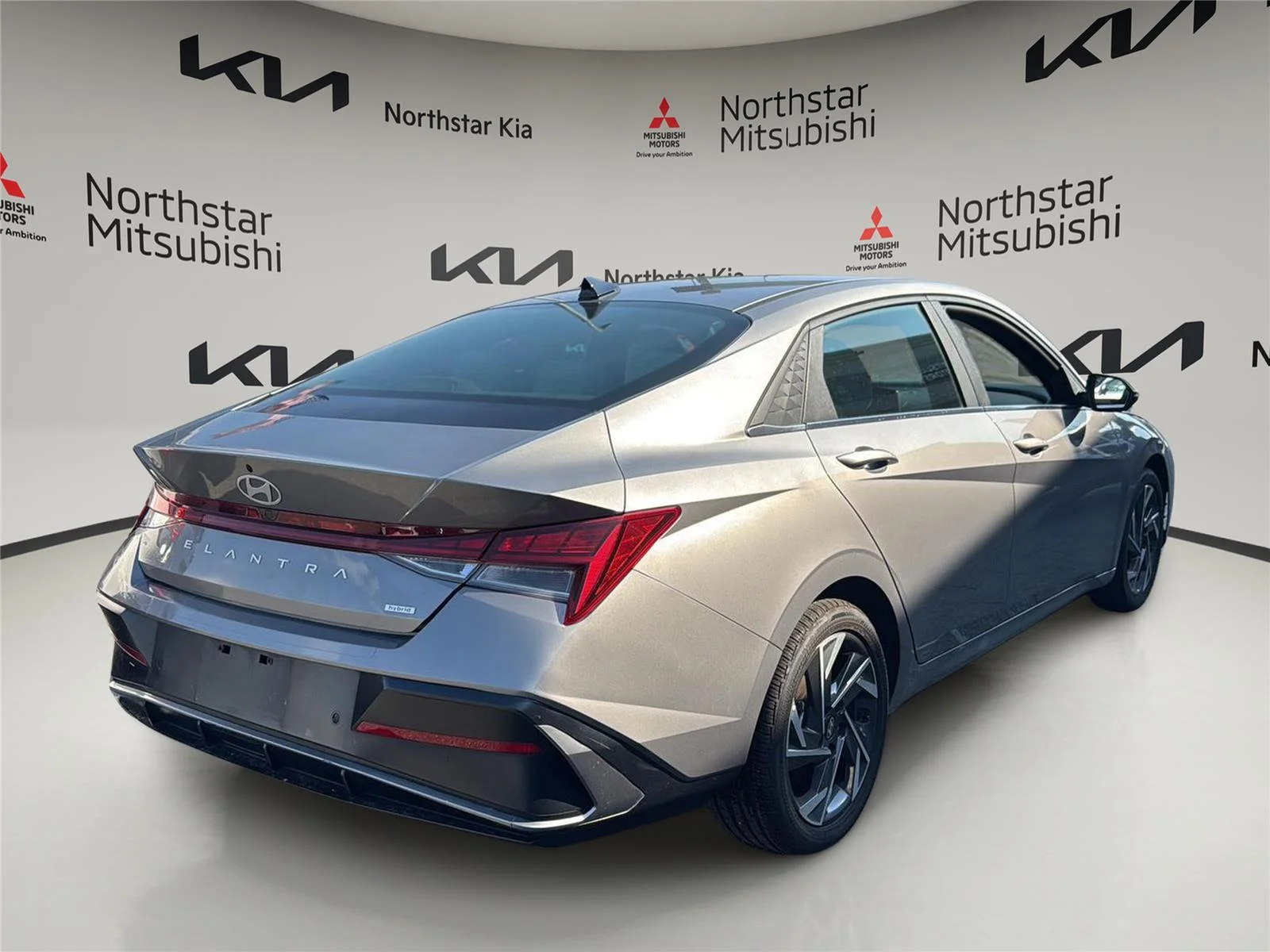 Used 2024 Fluid Metal Hyundai Limited image 5