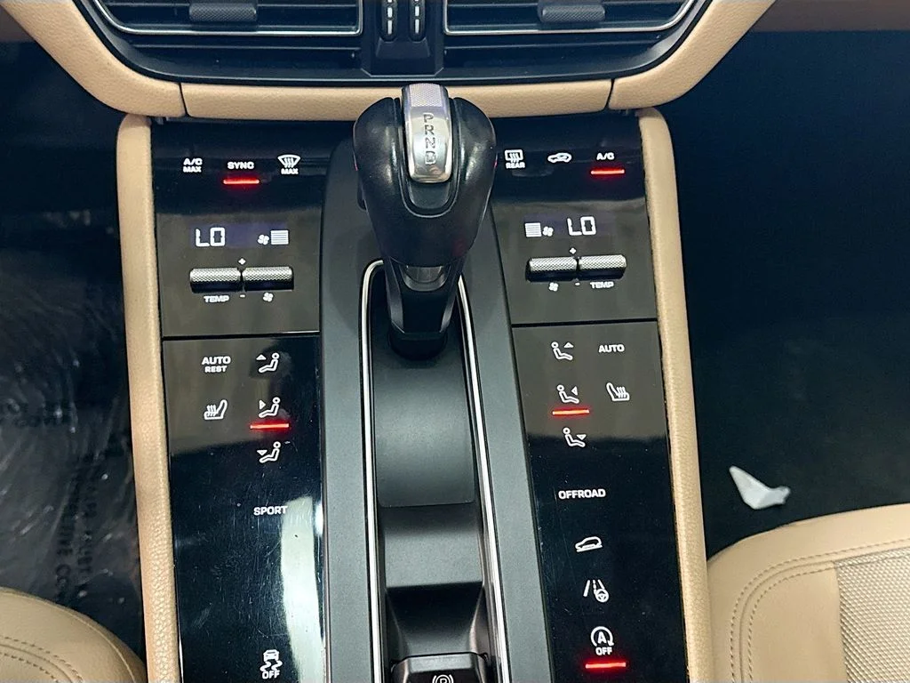 Used 2022  Porsche Base image 18