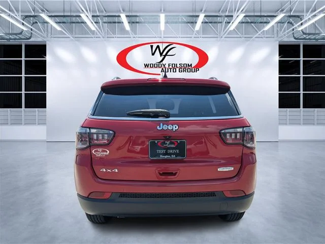 Used 2023 Red Jeep Latitude image 4