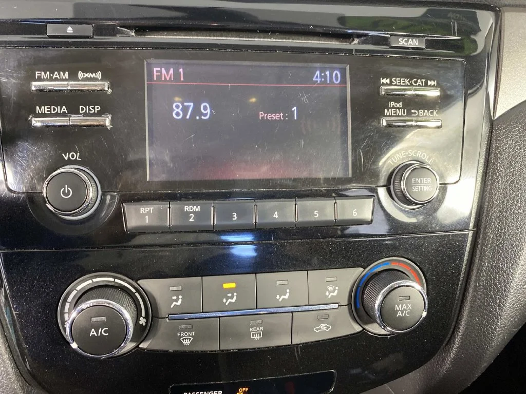 Used 2018 Caspian Blue Nissan S image 20
