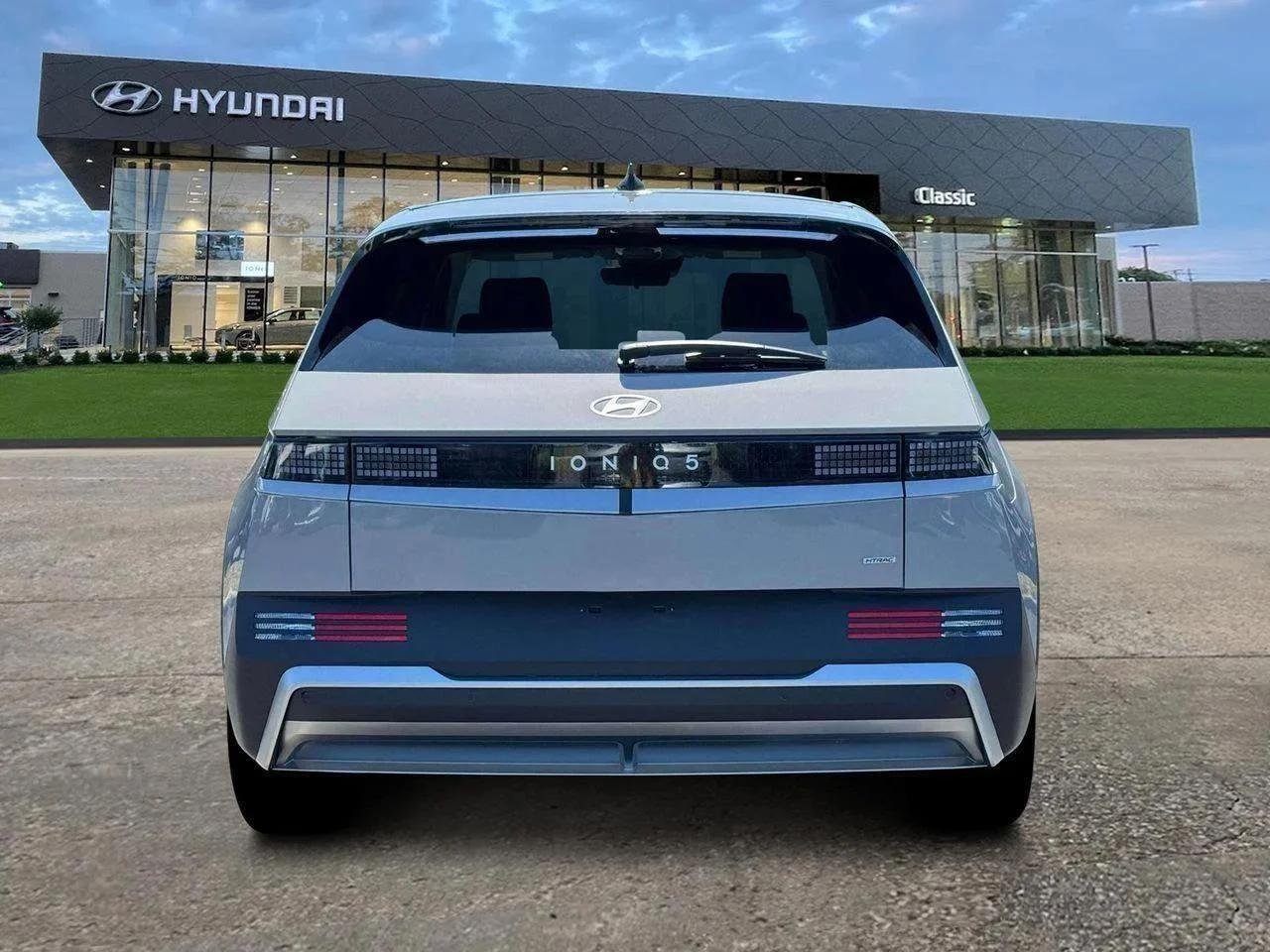 New 2025 Cyber Gray Hyundai SE image 6