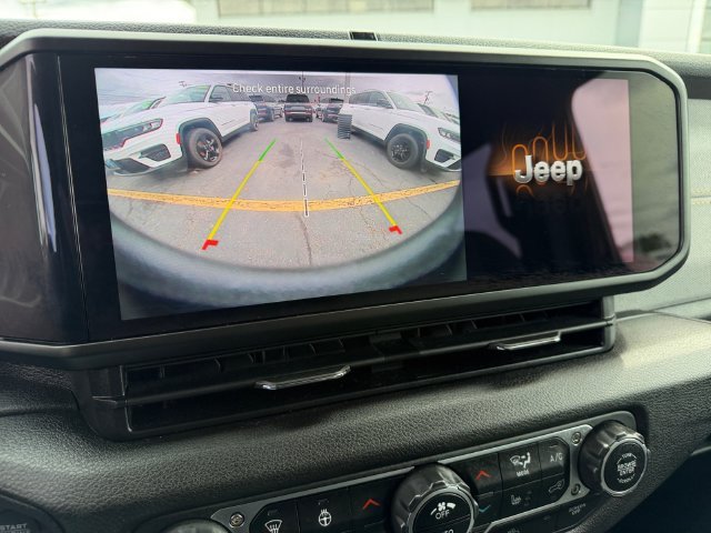Used 2024 Green Jeep Sport S image 22