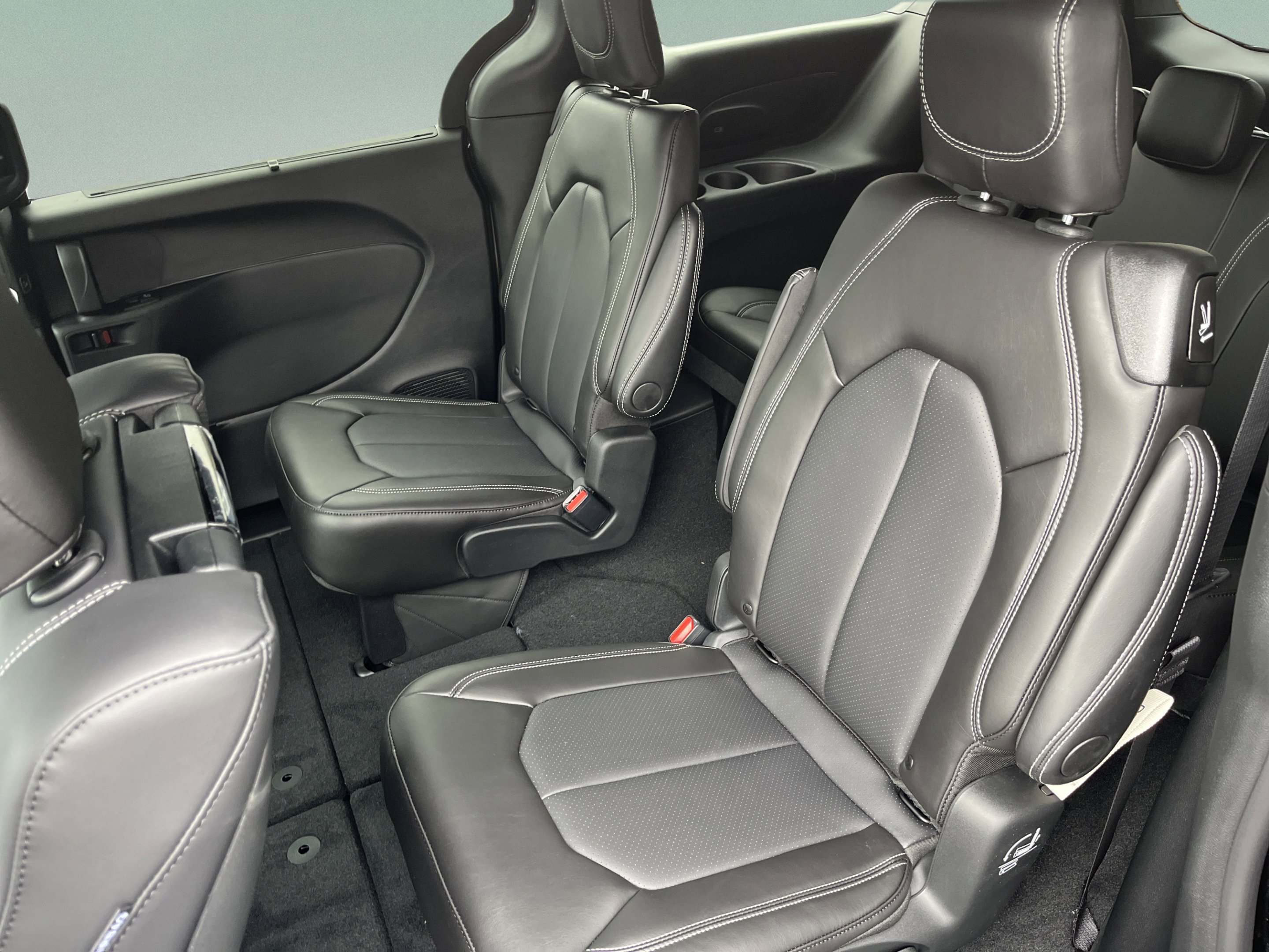 New 2026 Diamond Black Crystal Pearl-Coat Exterior Paint Chrysler Select image 14