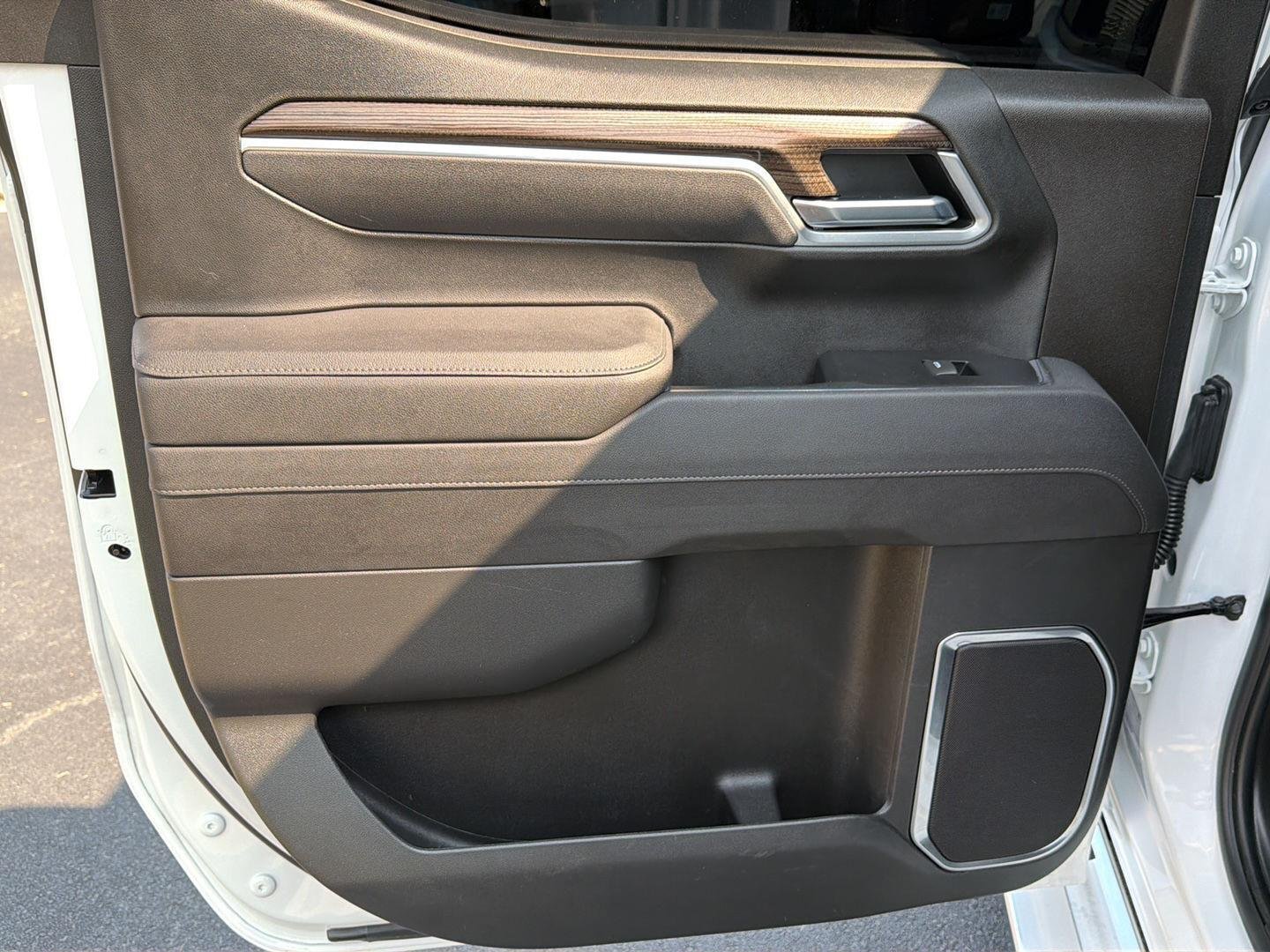 Used 2025 Summit White Chevrolet LT image 17