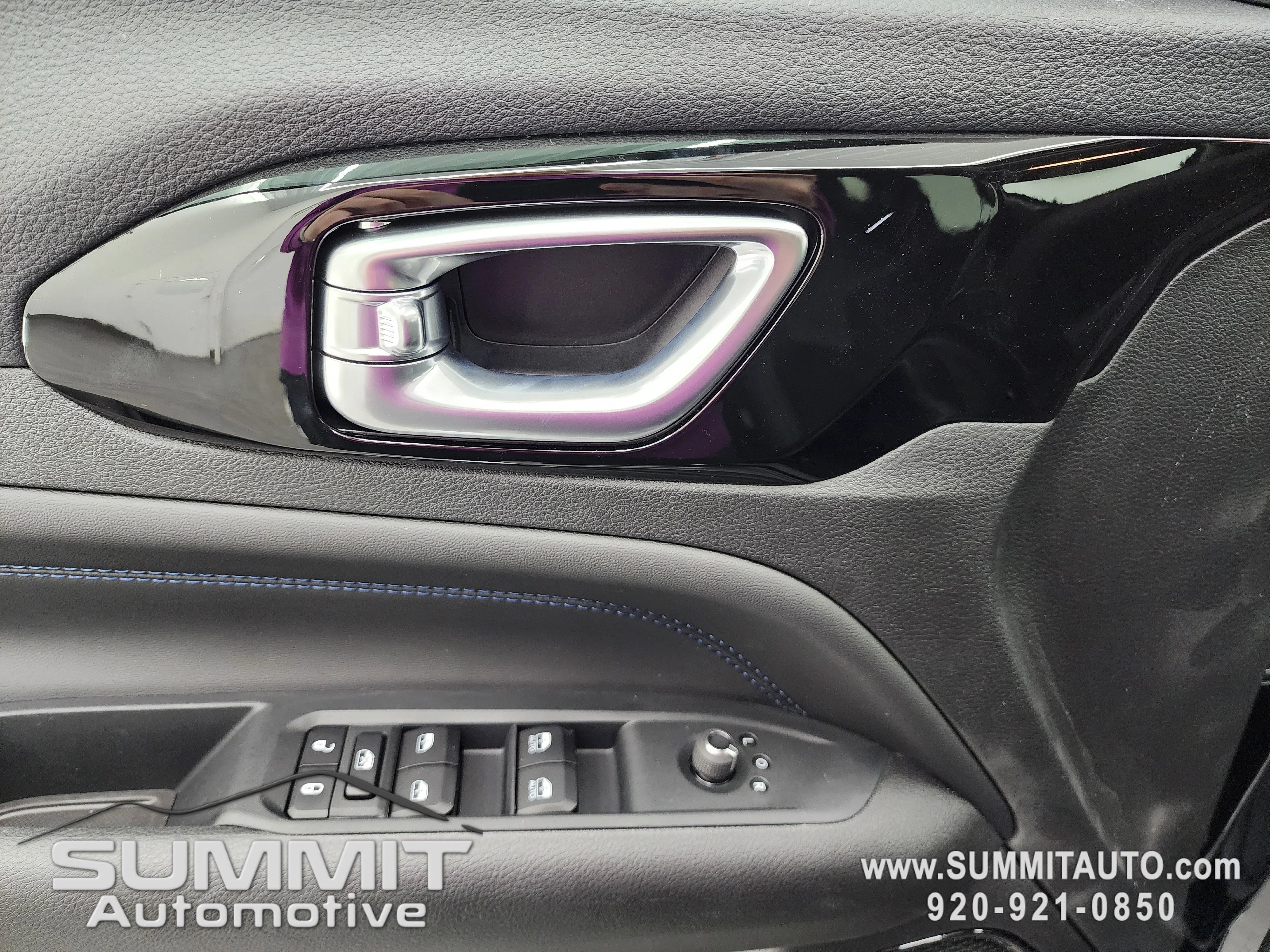 New 2026 Diamond Black Crystal Pearlcoat Jeep Latitude image 43