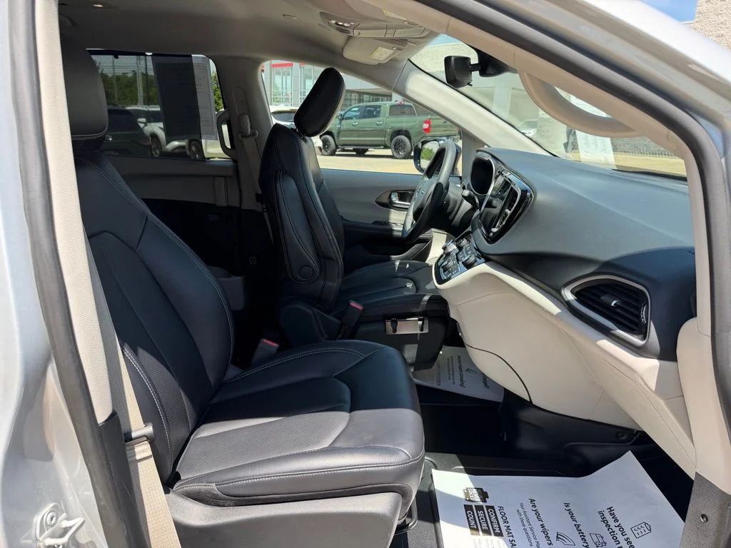 Used 2024 Silver Chrysler Touring L image 31