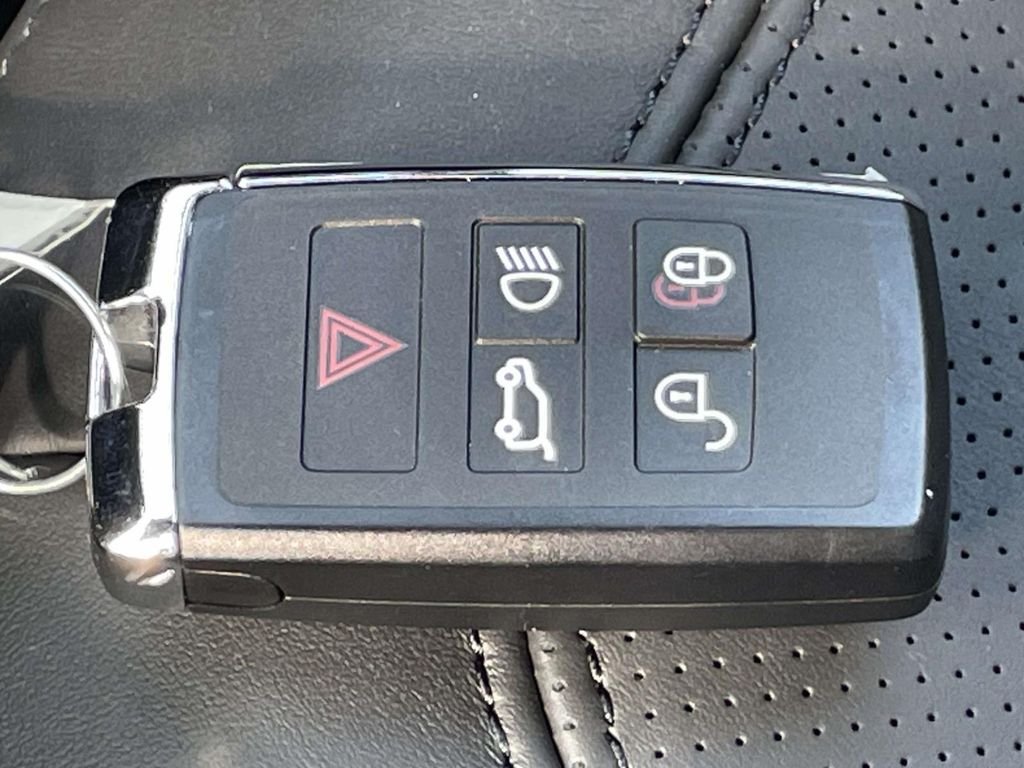 New 2026 Fuji White Land Rover X-Dynamic SE image 32
