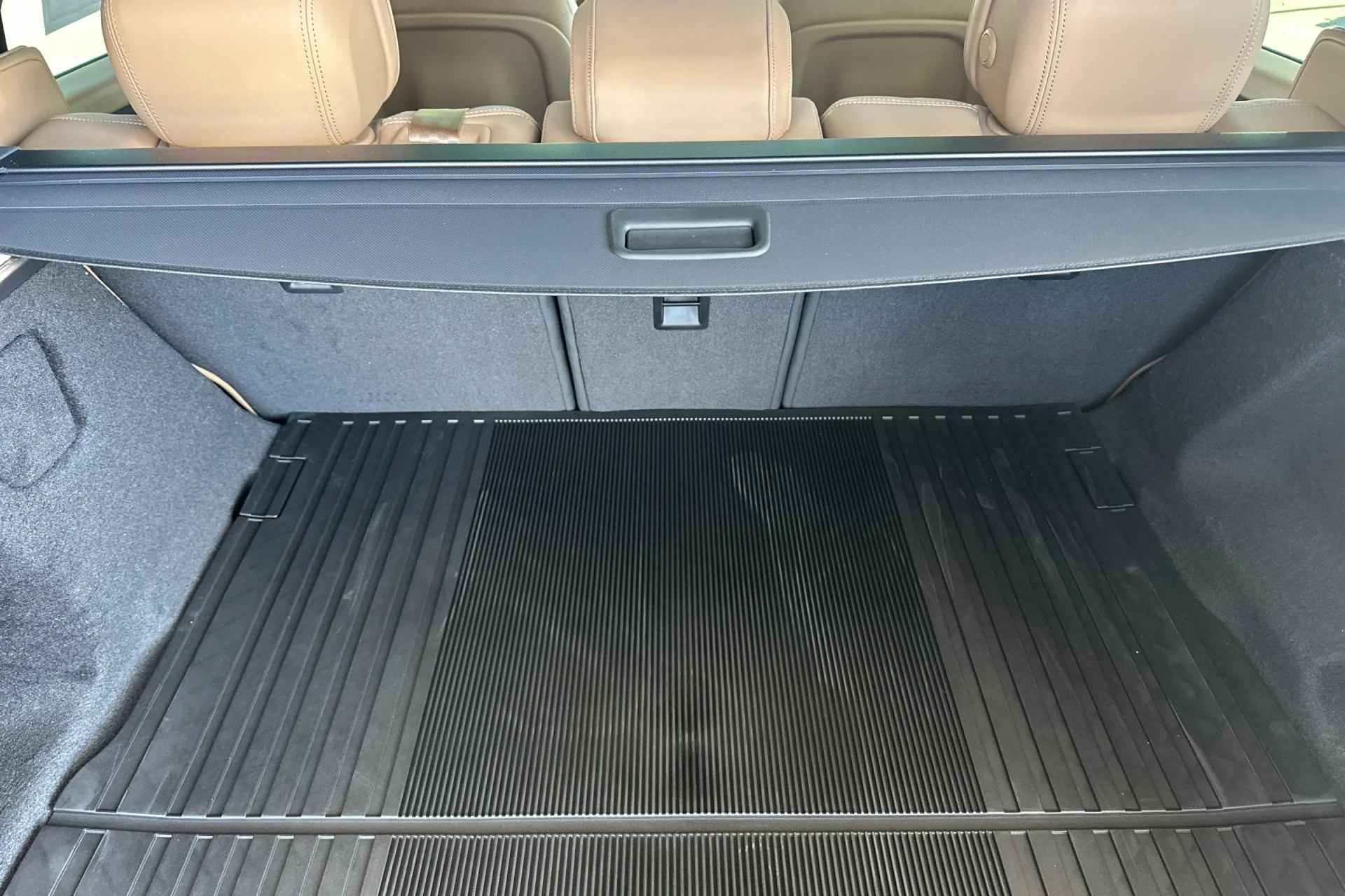 New 2026 Borasco Grey Land Rover SE image 17