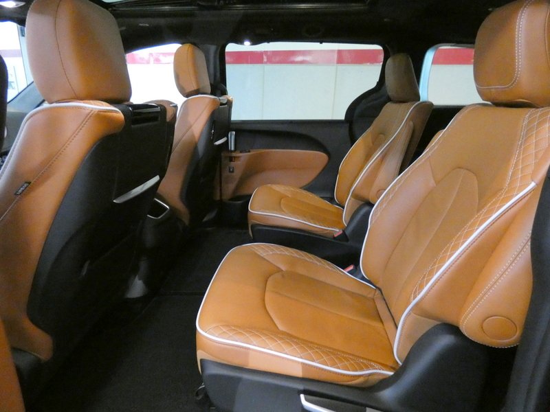 Used 2024 RED Chrysler Pinnacle FWD image 31