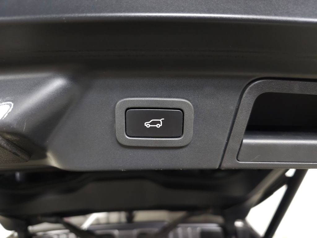 Used 2022 Gray Land Rover P250 R-Dynamic S image 6