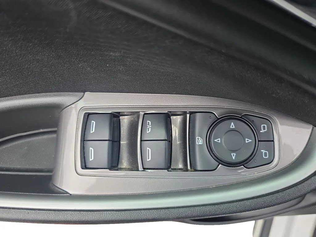 Used 2025 Summit White Chevrolet LT image 21