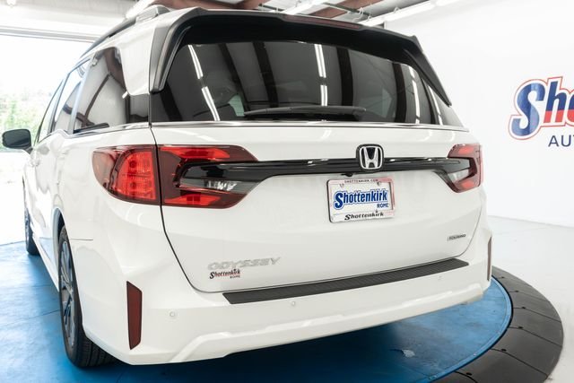 Used 2025 White Honda Touring image 6