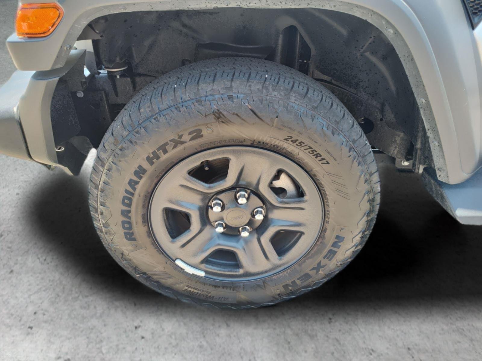 Used 2024 Silver Zynith Clearcoat Jeep Sport S image 14