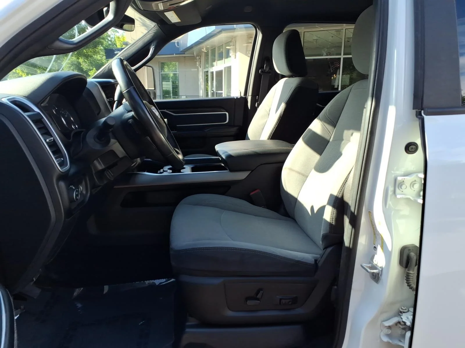 Used 2024 Bright White Clear Coat (pw7) RAM Big Horn image 18