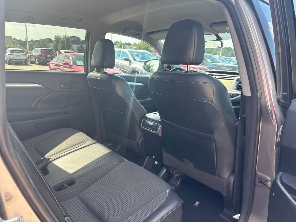 Used 2016 Gray Toyota LE V6 image 27