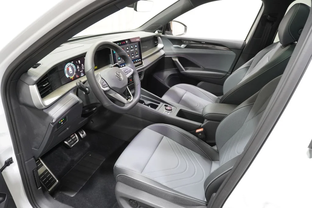 New 2026  Volkswagen 2.0T SE R-Line Black image 9