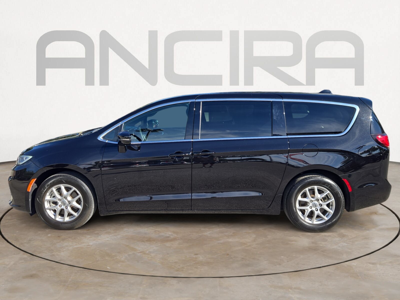 Used 2025 Diamond Black Crystal Pearlcoat Chrysler Select image 7