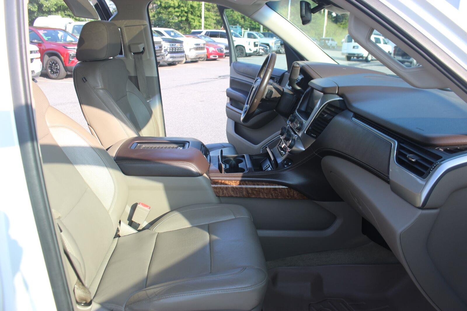 Used 2016 IRIDESCENT PEARL TRICOAT Chevrolet LTZ image 40