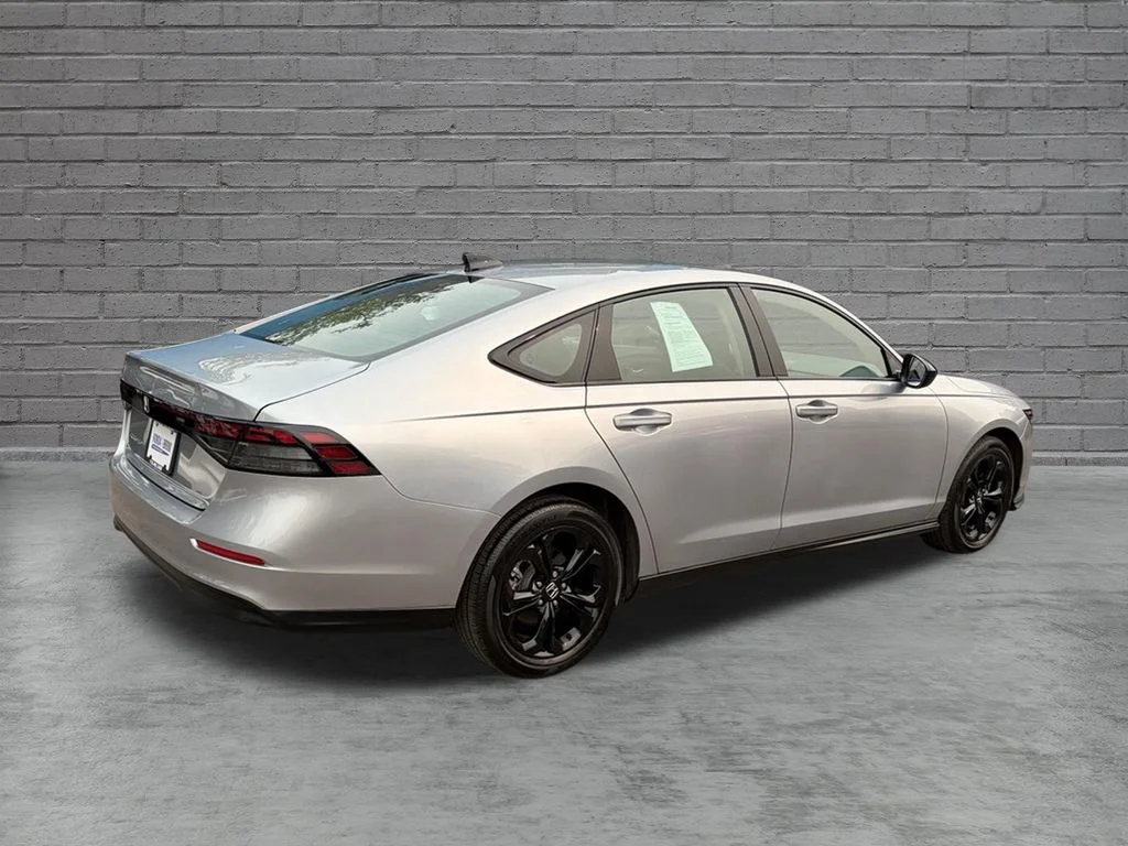Certified Used 2025 Solar Silver Metallic Honda SE image 10