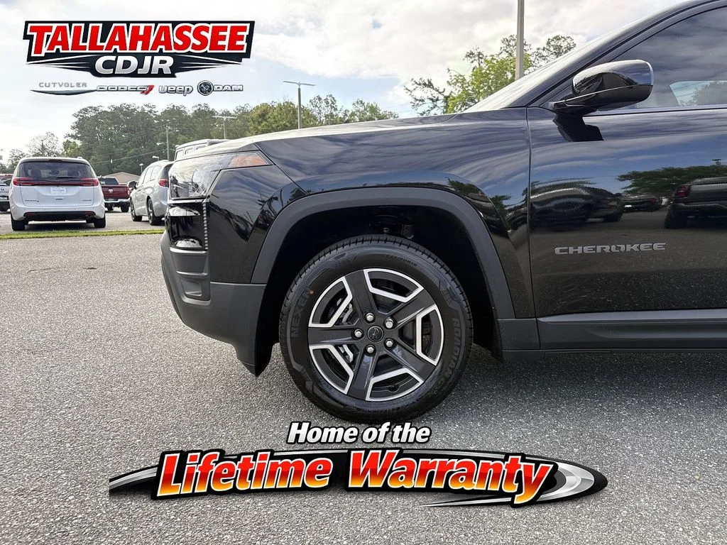 New 2026 Diamond Black Crystal Pearlcoat Jeep Laredo image 11