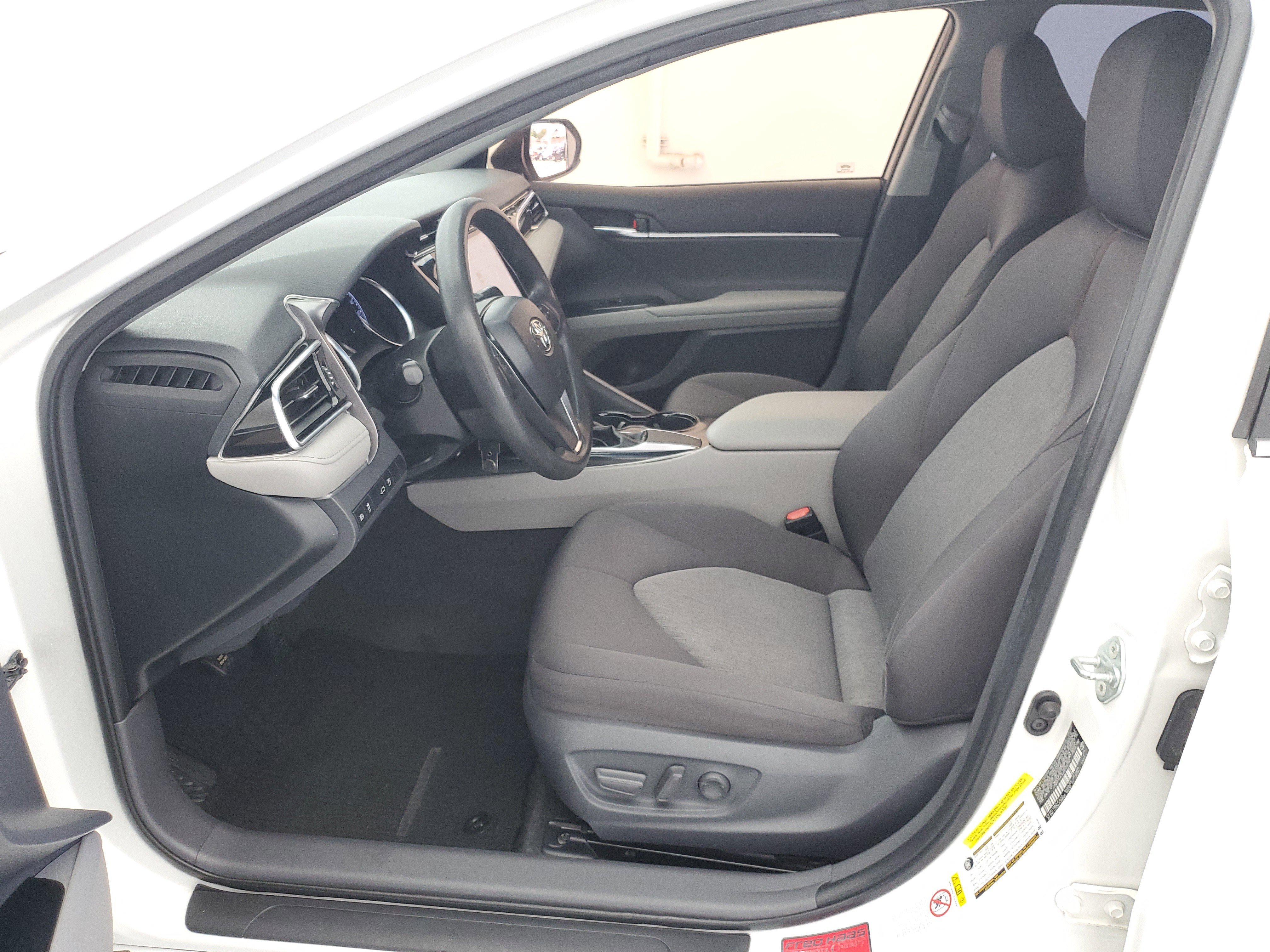 Used 2018 Super White Toyota LE image 17