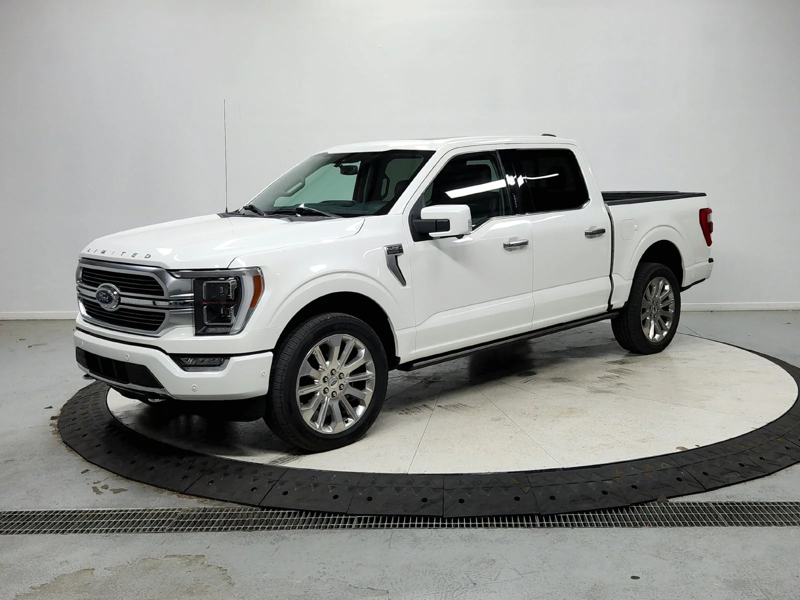 Used 2021 White Ford Limited image 4