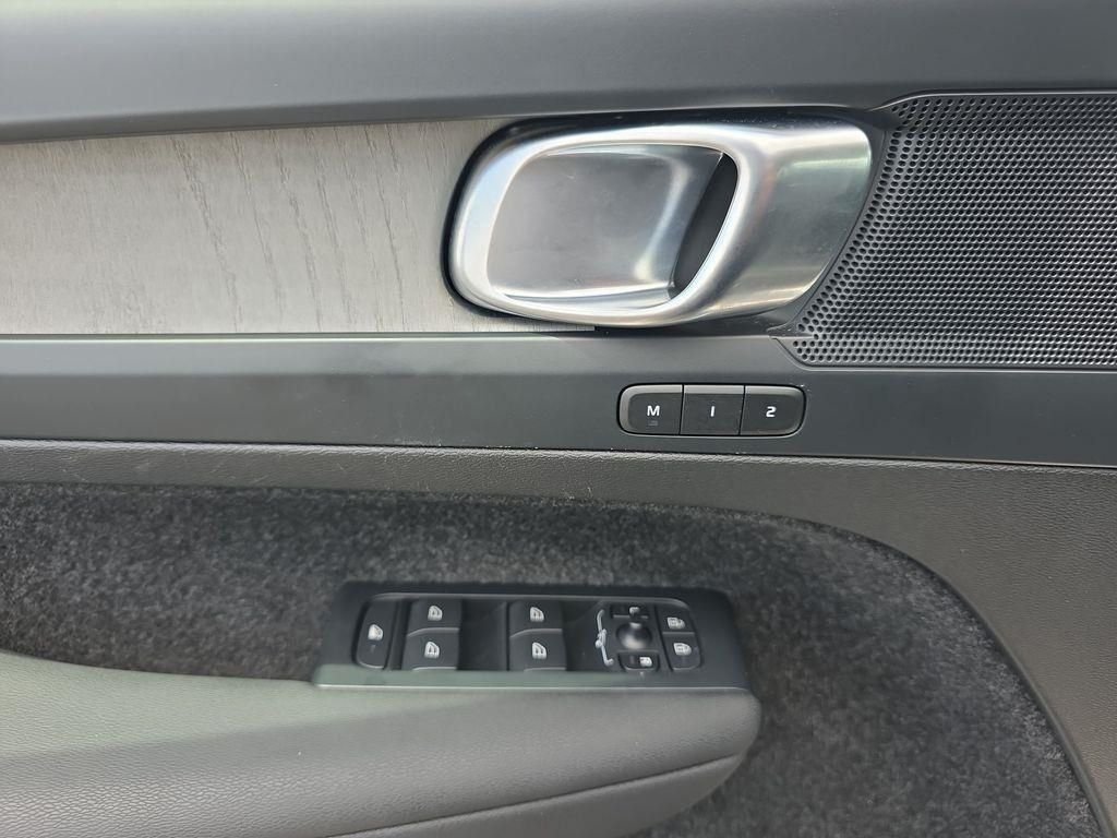 2023 Volvo XC40 Plus - Photo 21
