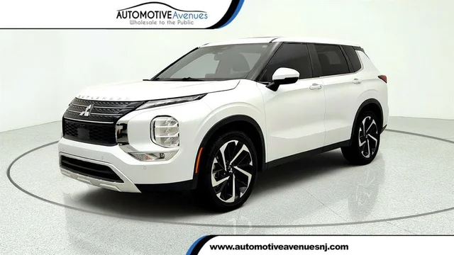 2024 Mitsubishi Outlander SE FWD w/ Tech Pkg & Panoramic Sunroof