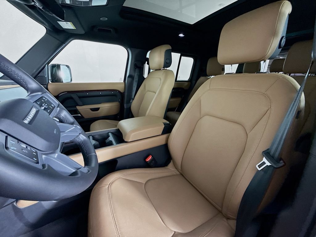 New 2025 Sedona Red Land Rover S image 5