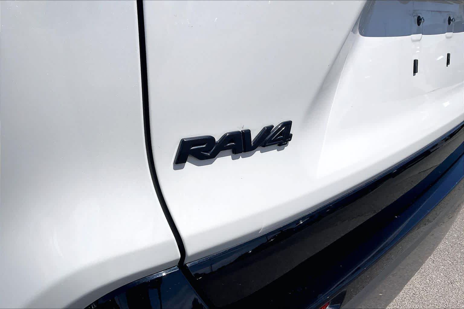 Used 2019 Blizzard Pearl w/Black Roof Toyota Hybrid XSE image 31