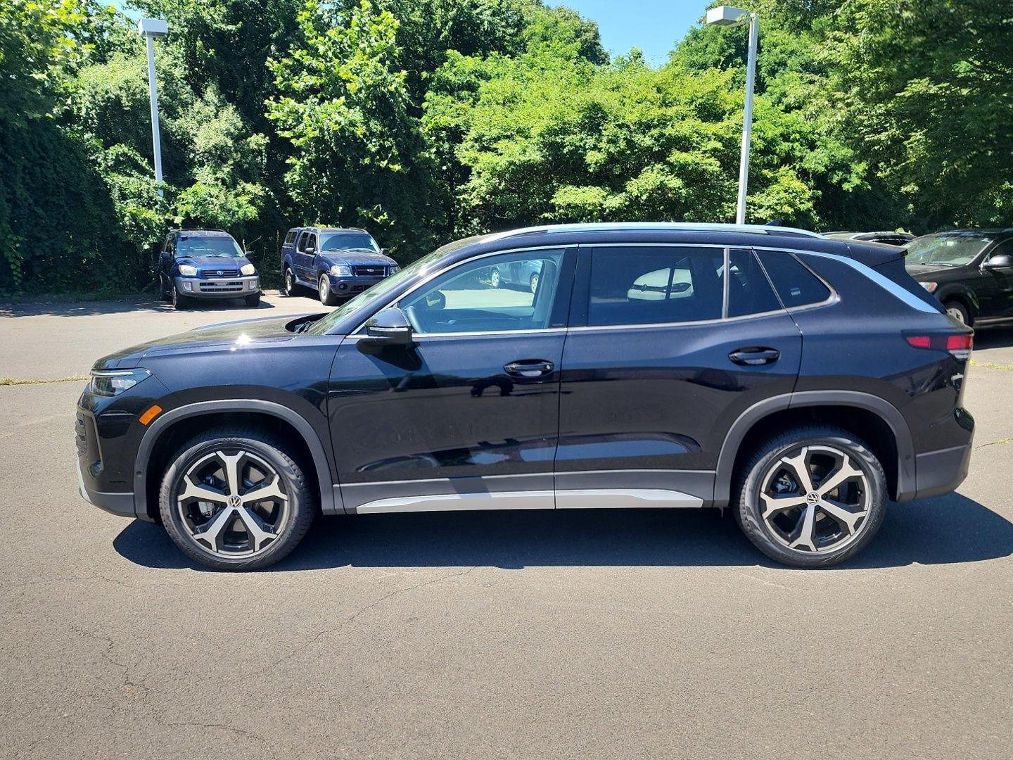 New 2026 Deep Black Pearl Volkswagen SE image 3
