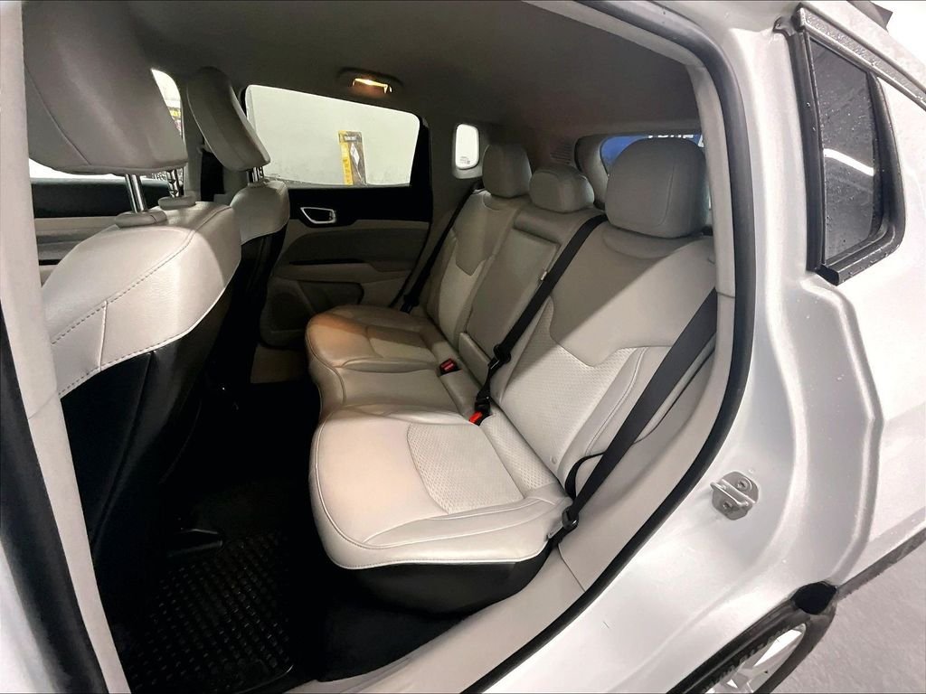 Used 2022 White Jeep Latitude image 15