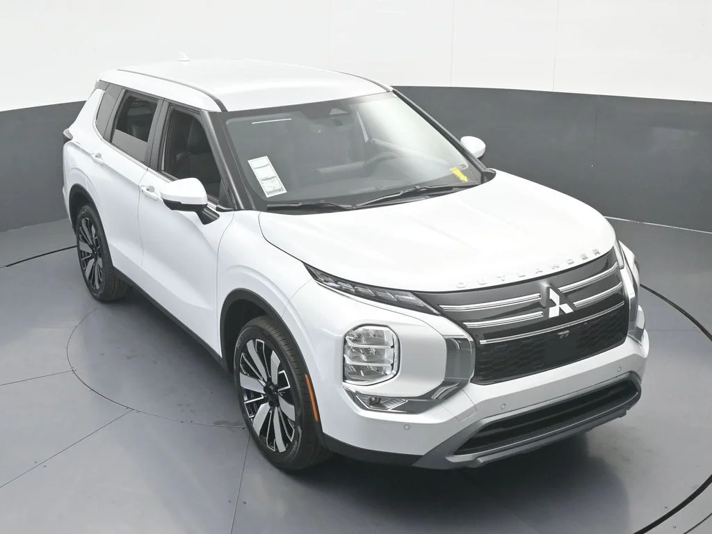 New 2026 Diamond White Mitsubishi SE image 63