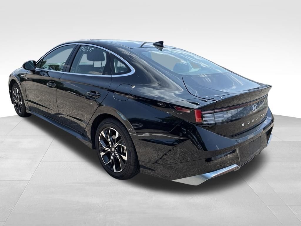 Used 2024 Black Hyundai SEL image 3