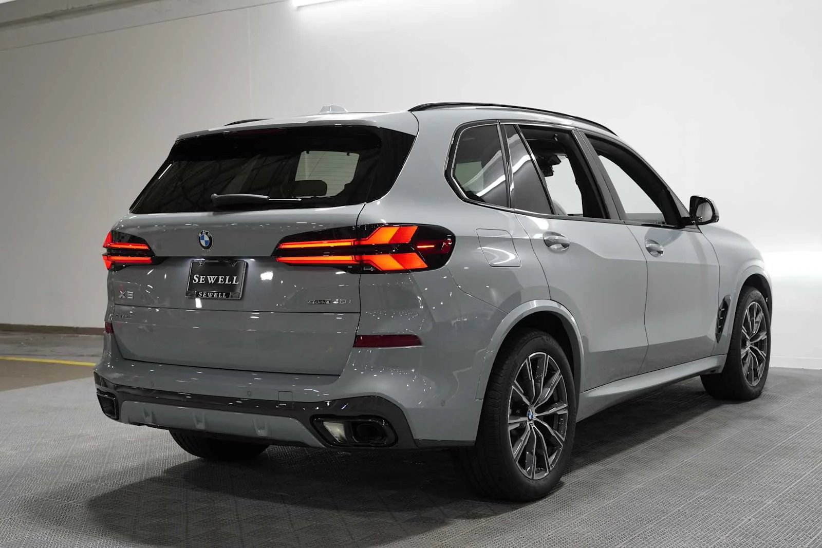 Used 2026 Brooklyn Grey Metallic BMW sDrive40i image 4