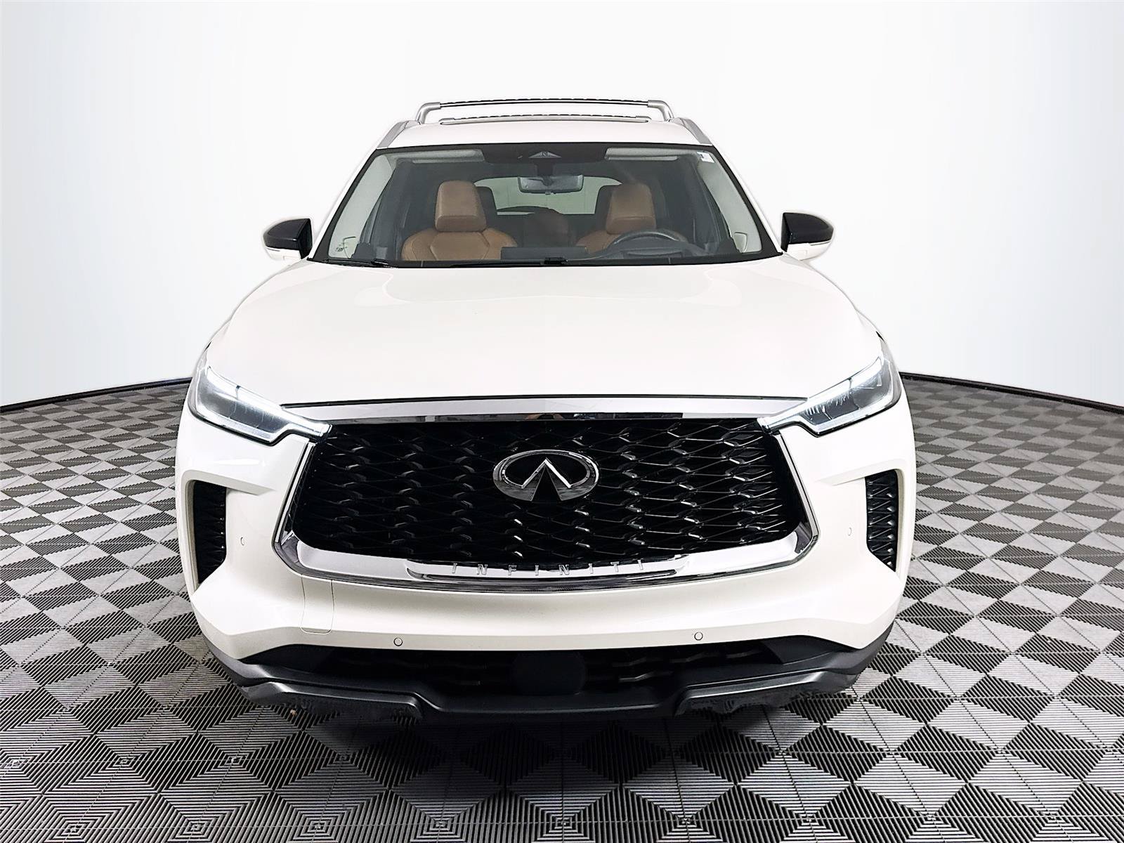 Used 2024 Majestic White INFINITI Sensory image 2