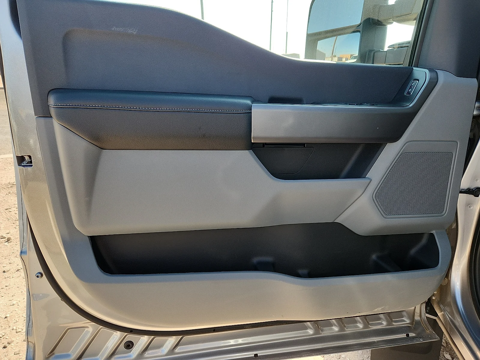 New 2027 Iconic Silver Metallic Ford XLT image 14