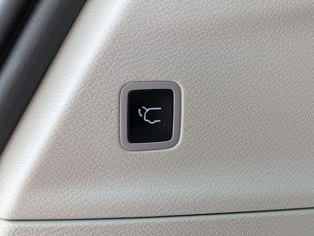 Used 2023 White Chrysler Touring L image 7