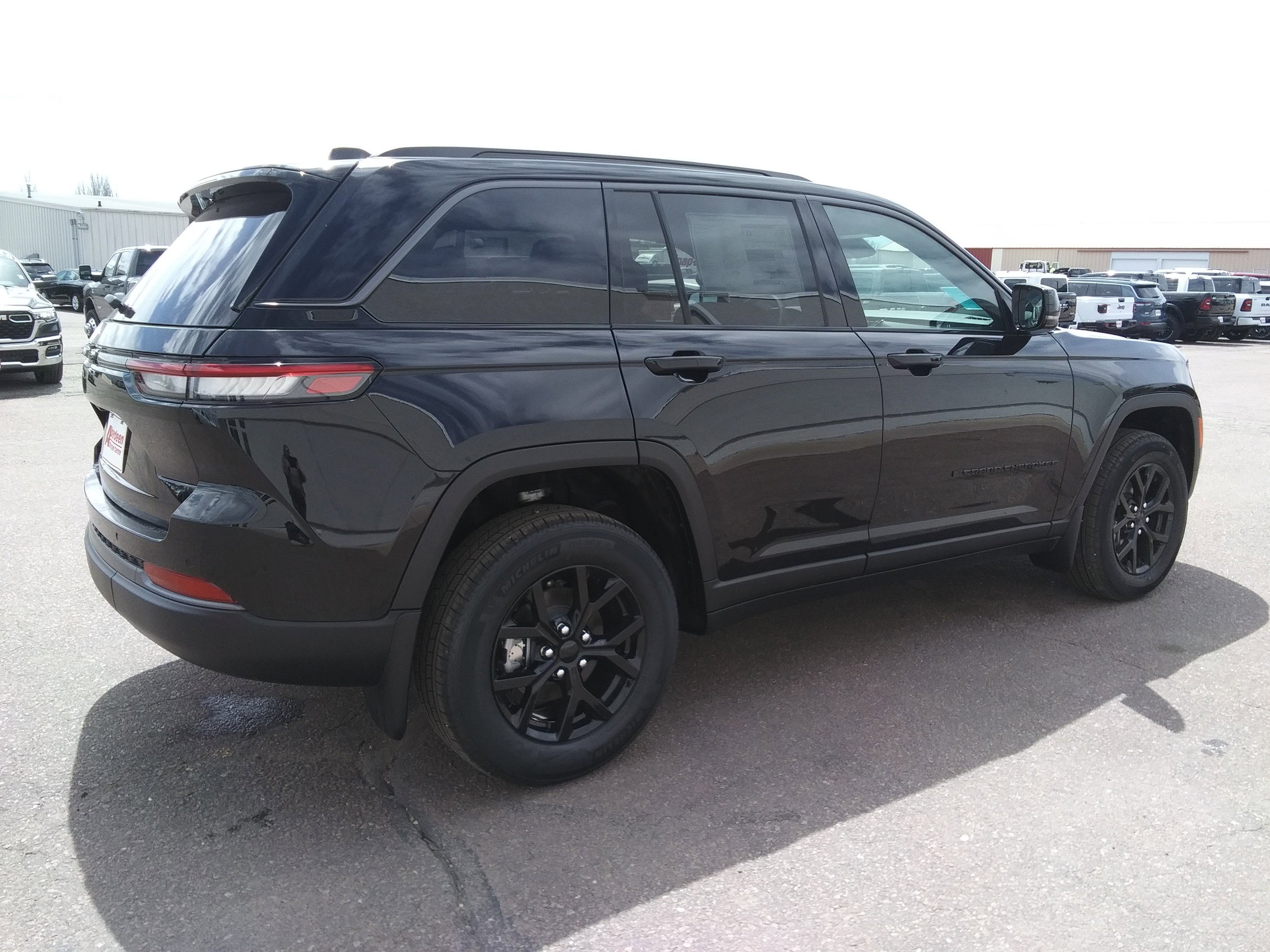 New 2026 Diamond Black Crystal Pearl-Coat Exterior Paint Jeep Altitude image 5