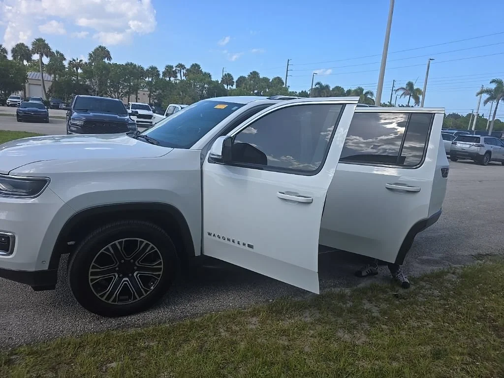 Certified Used 2022 Bright White Clearcoat Jeep Series III image 5