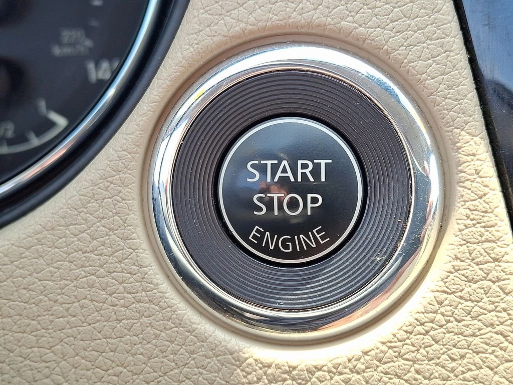 Used 2019 Green Nissan SL image 23
