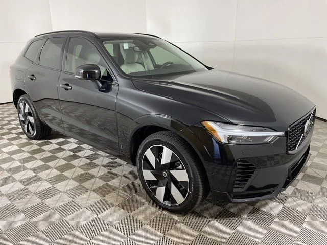 Certified Used 2025 Onyx Black Metallic Volvo Plus image 2