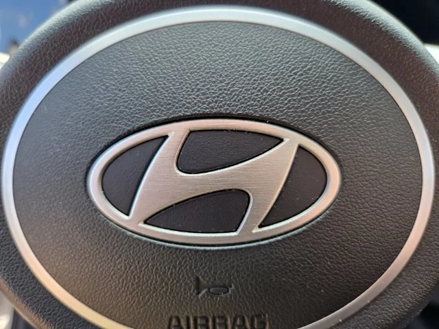 Used 2025 White Hyundai SEL Convenience image 30
