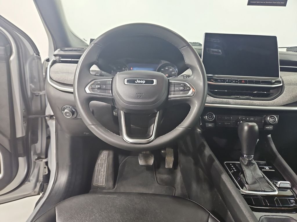 Used 2024 Silver Jeep Latitude image 13