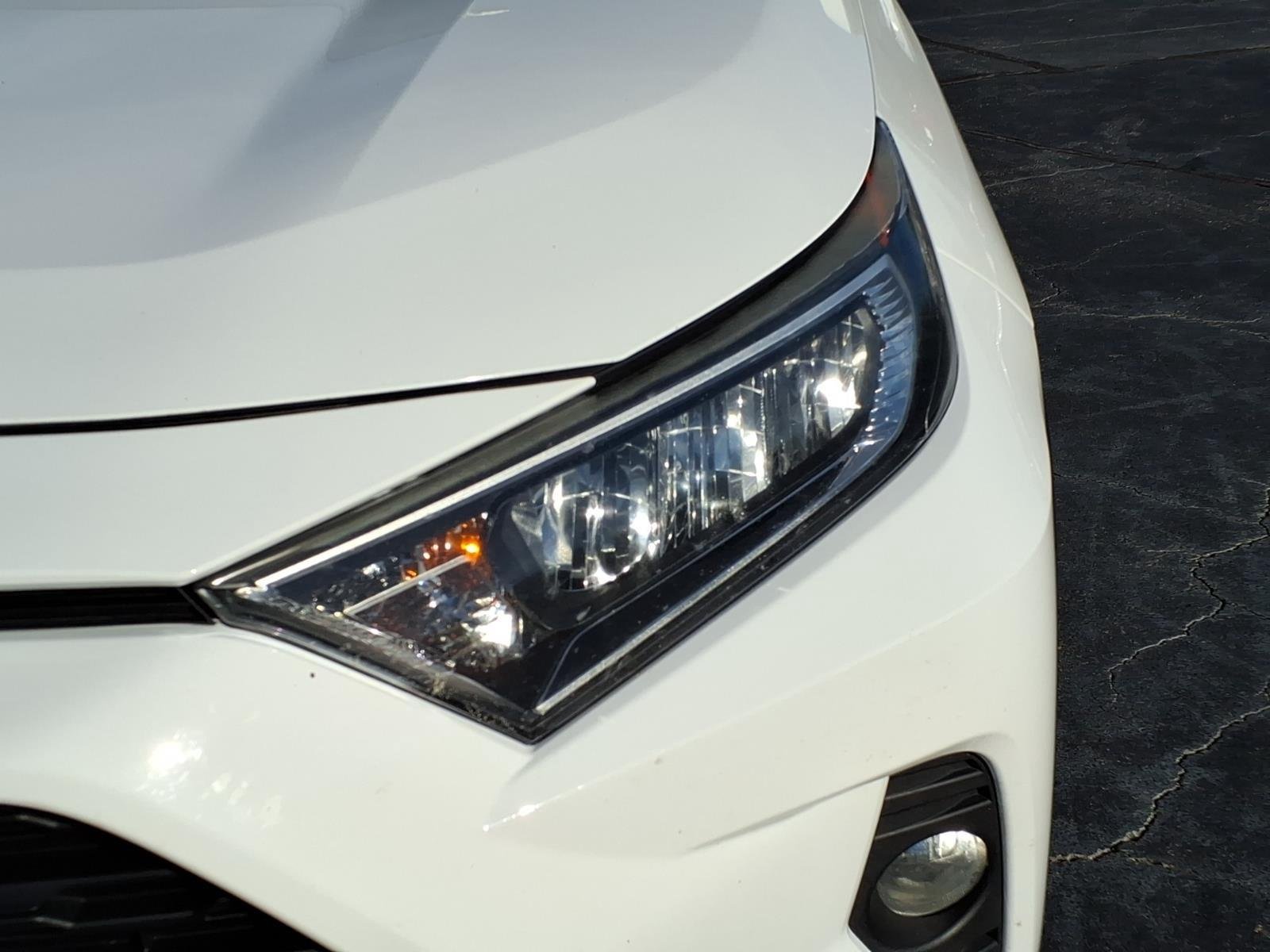Used 2020 Super White Toyota XLE Premium image 16